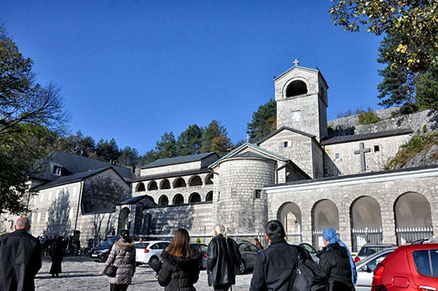 Власт у Црној Гори у паници, имовина уписана на СПЦ